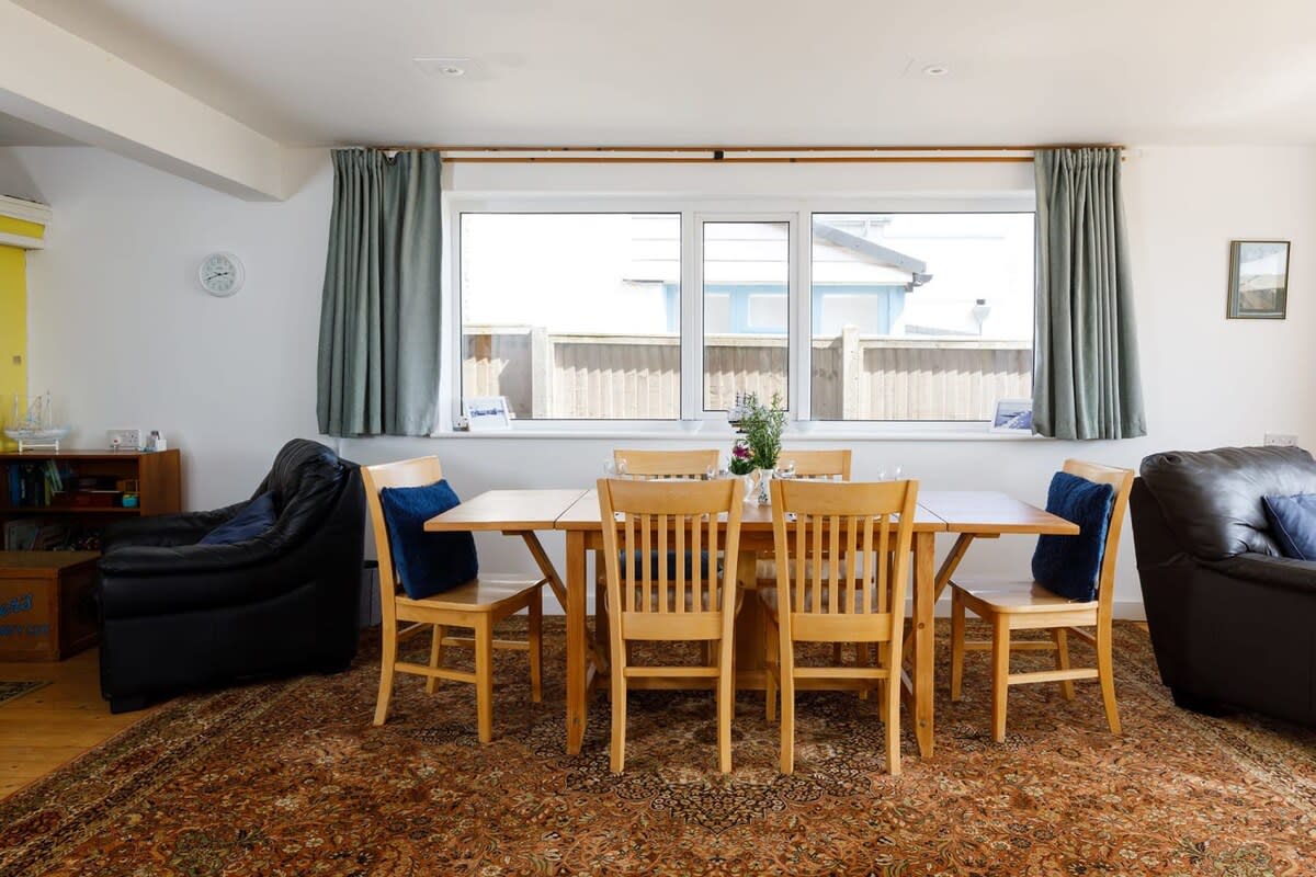 There is dining space for up to 6 guests.