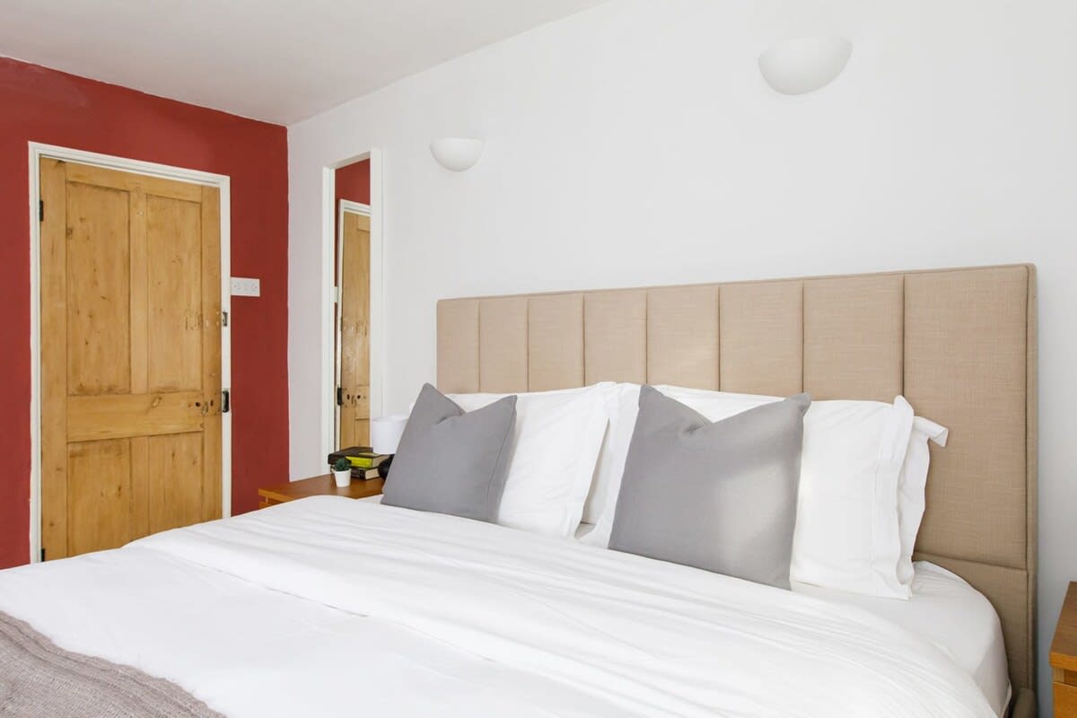 Expect a great night's sleep with luxury mattress, bedding and linen.