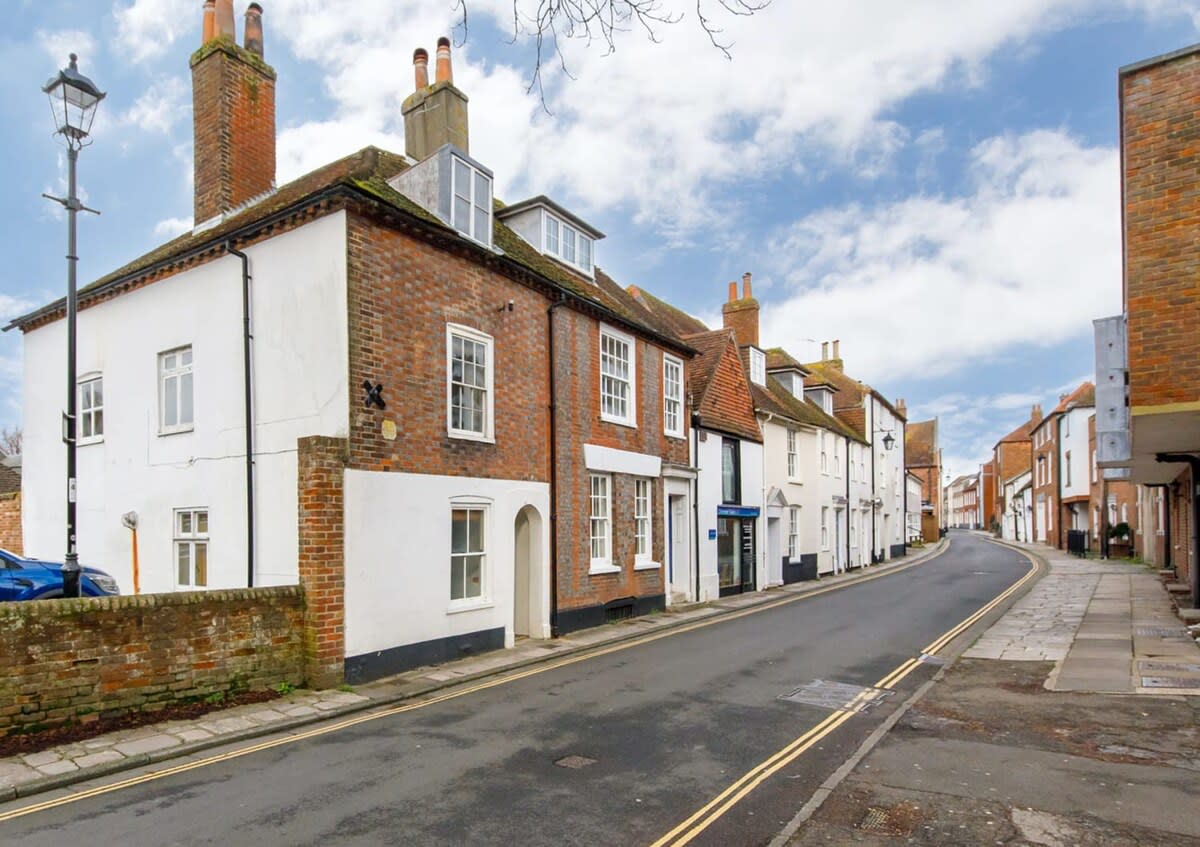 Charming 4bd Townhouse right in the city centre!