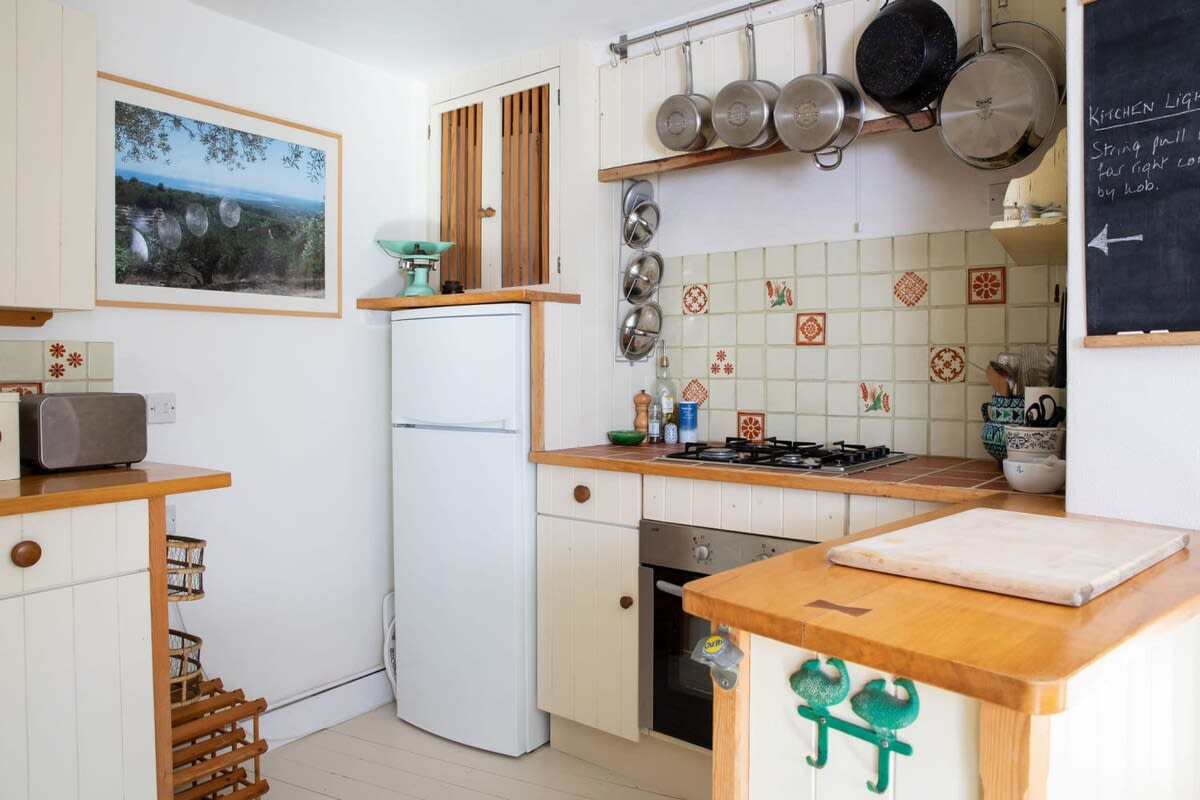 The kitchen has everything you need to store food and prepare meals.