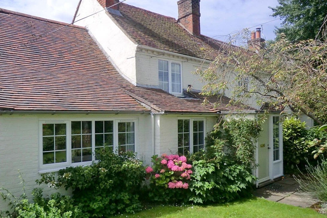 Pretty Cottage Near City & Sea
