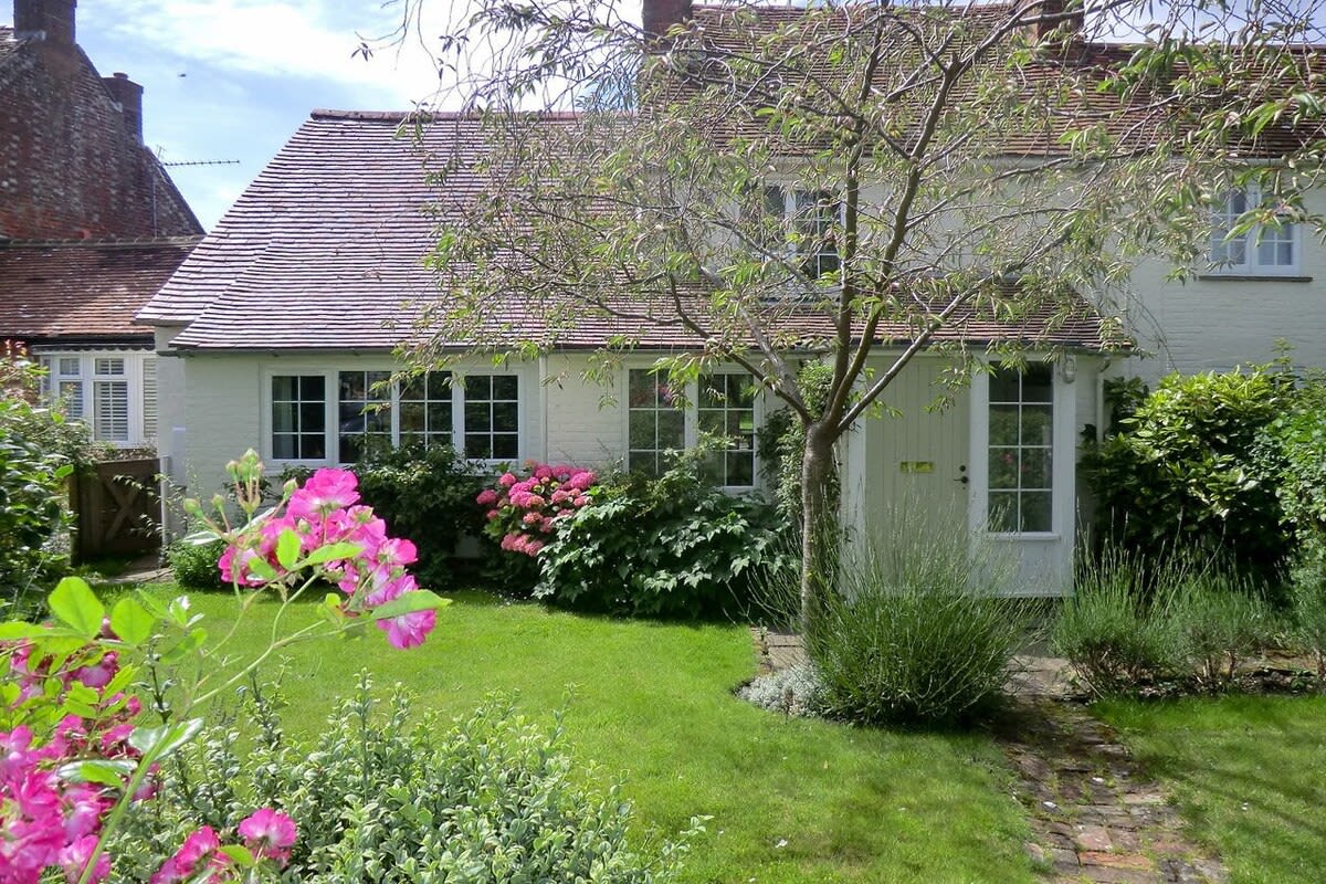 The cottage is welcoming and homely. Rural enough to feel secluded and quiet, but with easy access to surrounding villages and amenities.