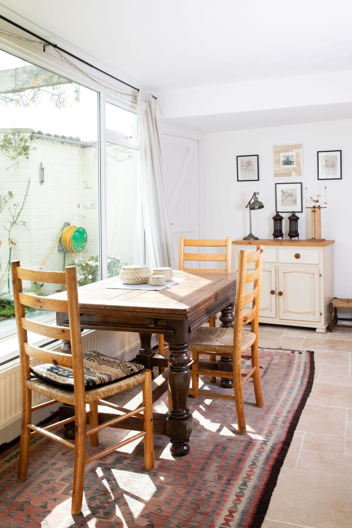 The sunny dining space between the kitchen and living room is calm and welcoming.