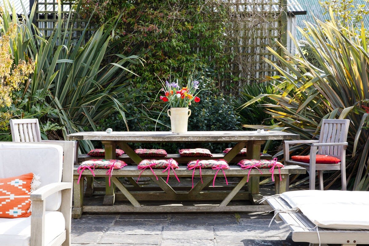There is plenty of outdoor seating for alfresco dining and socialising.