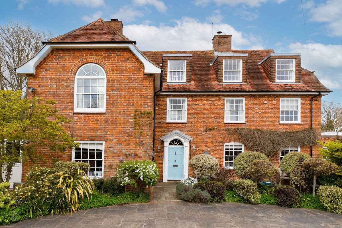 This 16th Century country home is the perfect retreat for families or friends to escape from it all and recharge in beautiful surroundings.