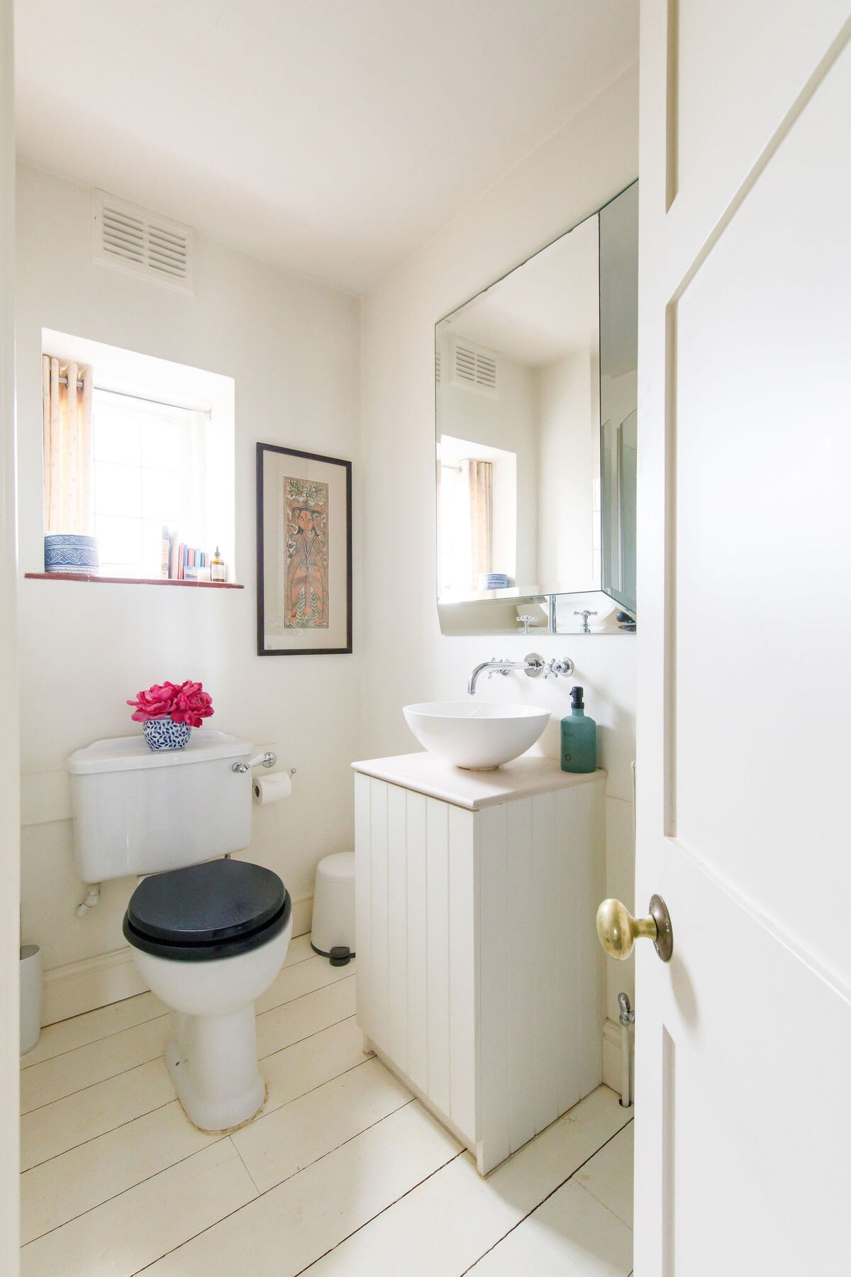 The upstairs shower room, with WC and sink.
