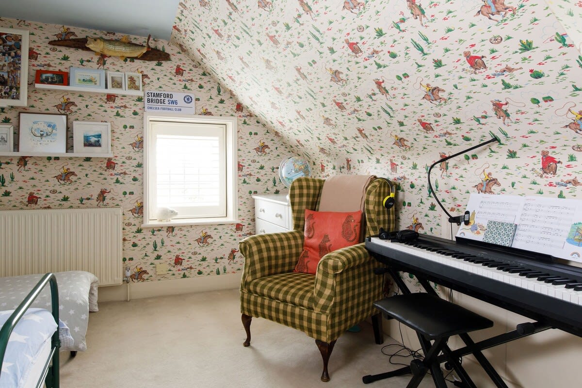 With books, toys and piano, the children will be happy playing upstairs for hours.