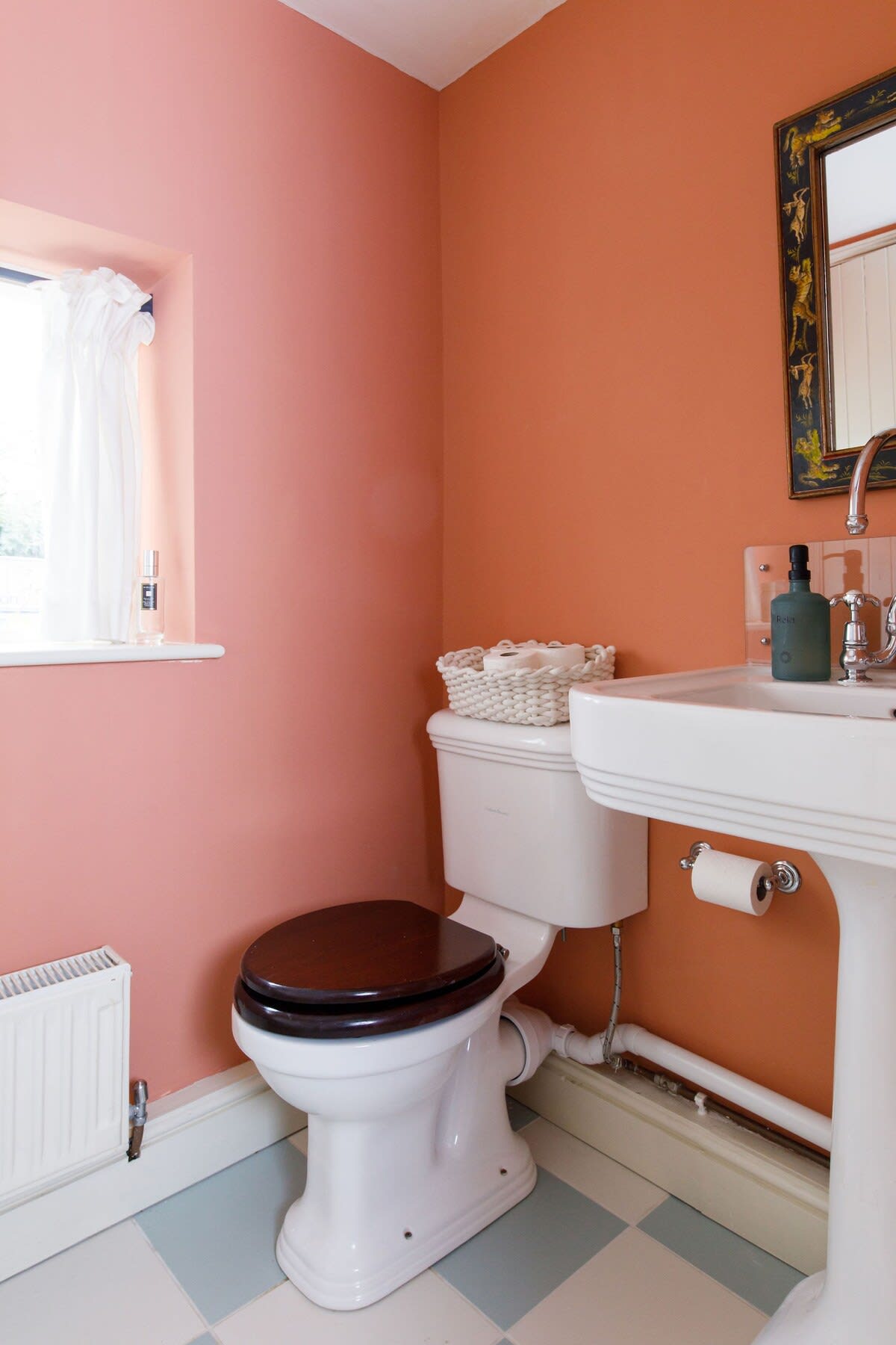 The downstairs cloakroom with WC and sink.