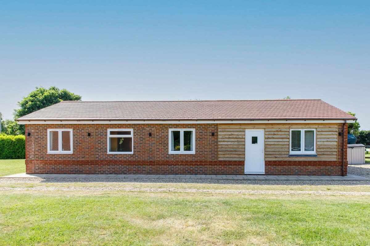 This immaculate, modern bungalow offers a great space to relax and unwind after a day at the beach or exploring this beautiful corner of West Sussex.