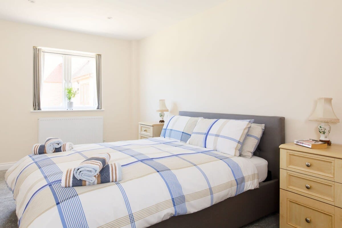 There is a kingsize bed with en suite bathroom