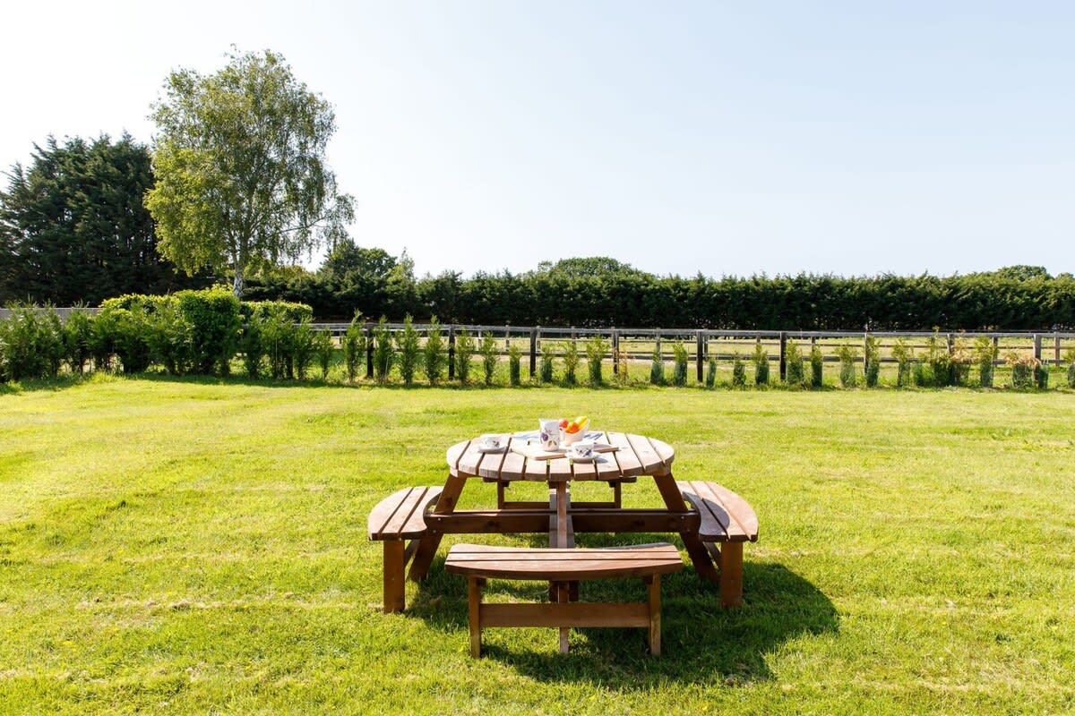 Rural and peaceful in location but within easy reach of the coast, local pubs and convenience stores.