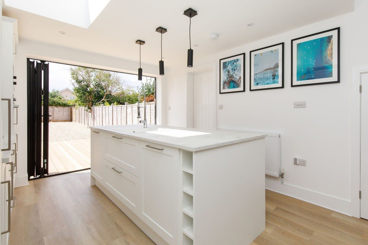 The kitchen island stands proud in the middle of the kitchen.