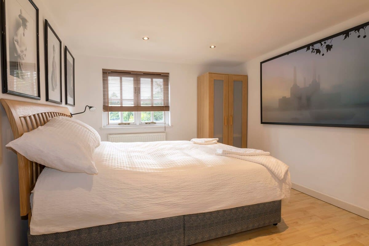 A cosy comfy double bedroom.