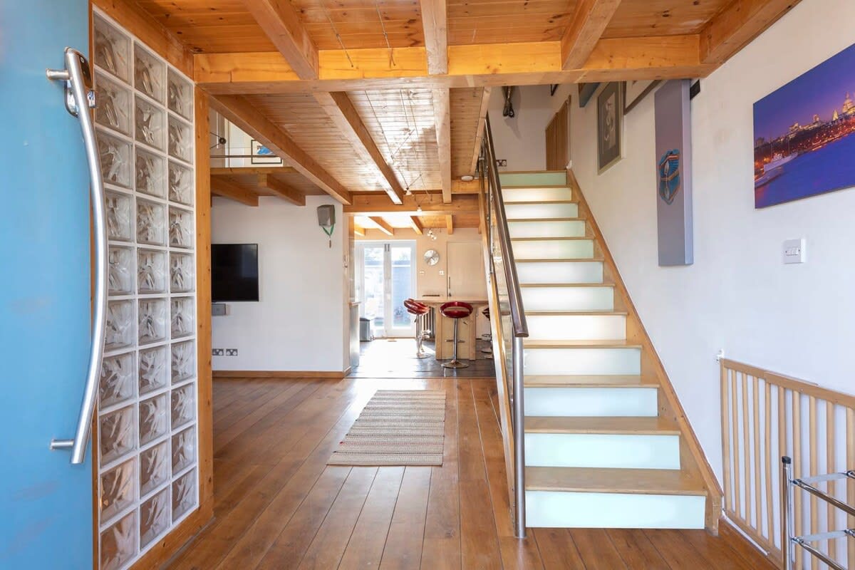 Stylist Split Level 2 Bed with Parking