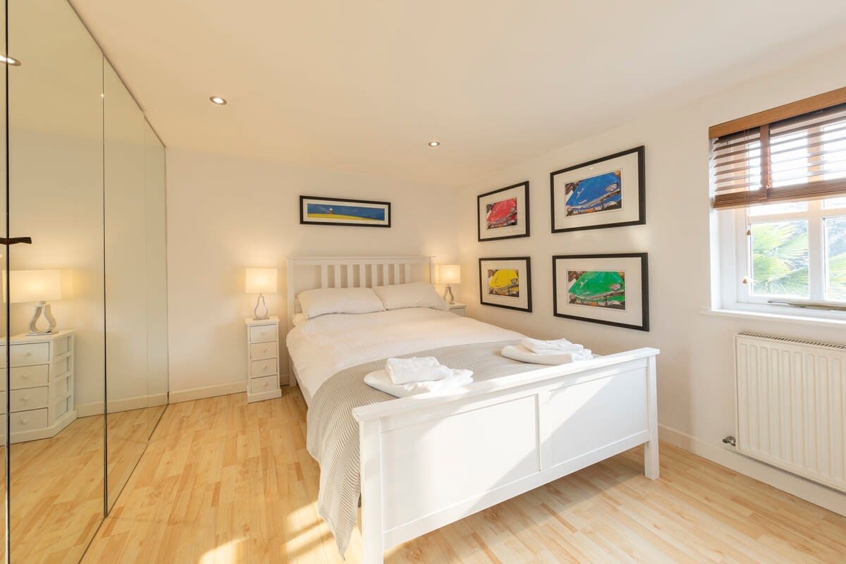 Stylist Split Level 2 Bed with Parking