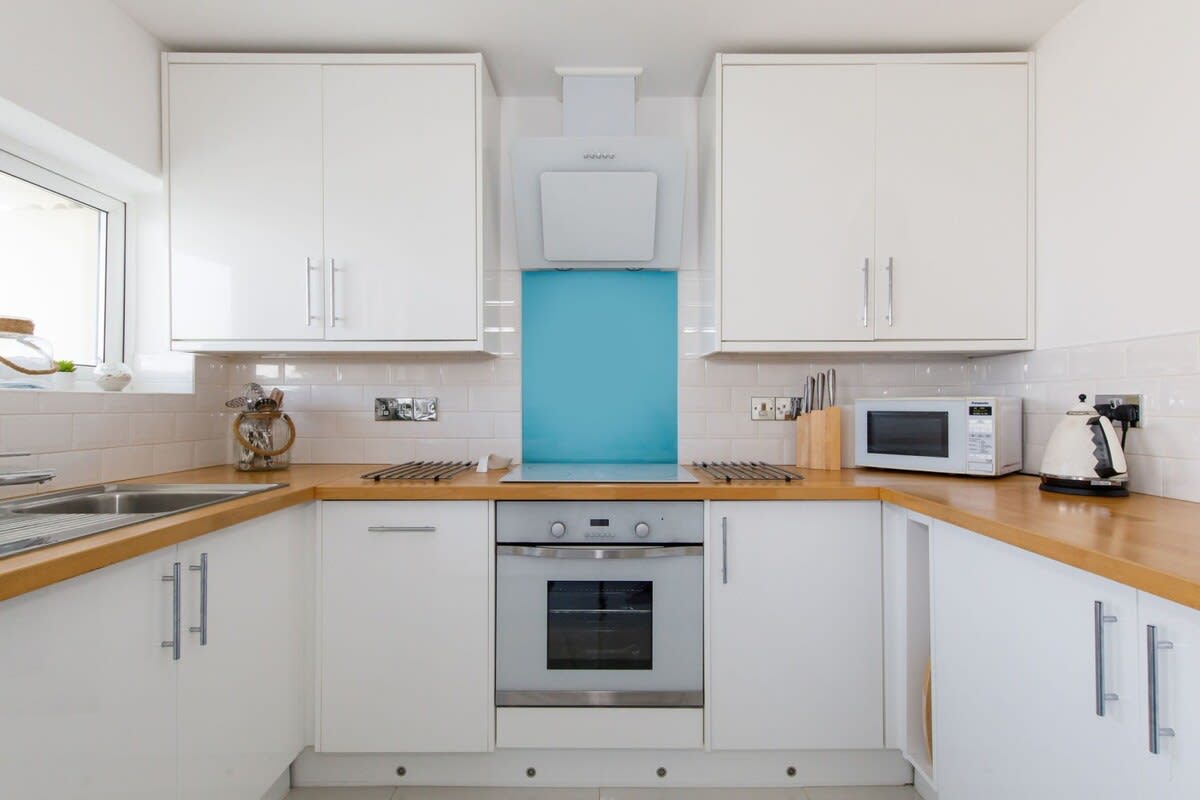 The fully-equipped kitchen has everything you need to prepare breakfast, lunch, dinner and beach picnics.