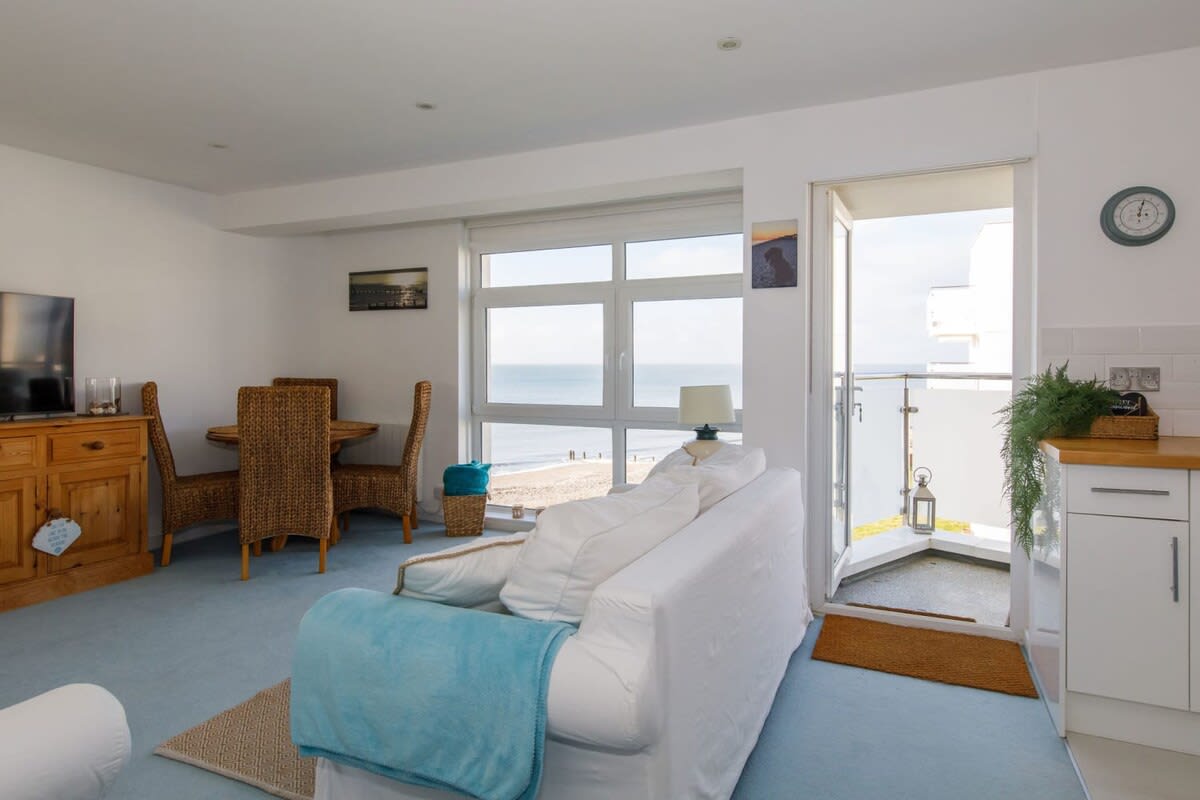 Two Bed Seafront Escape in East Wittering