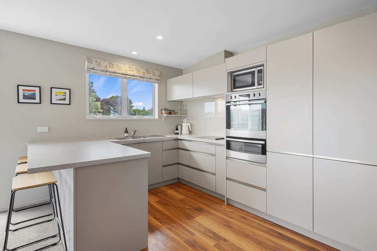 Modern 2-Bedroom Oasis, Just Steps from the Beach