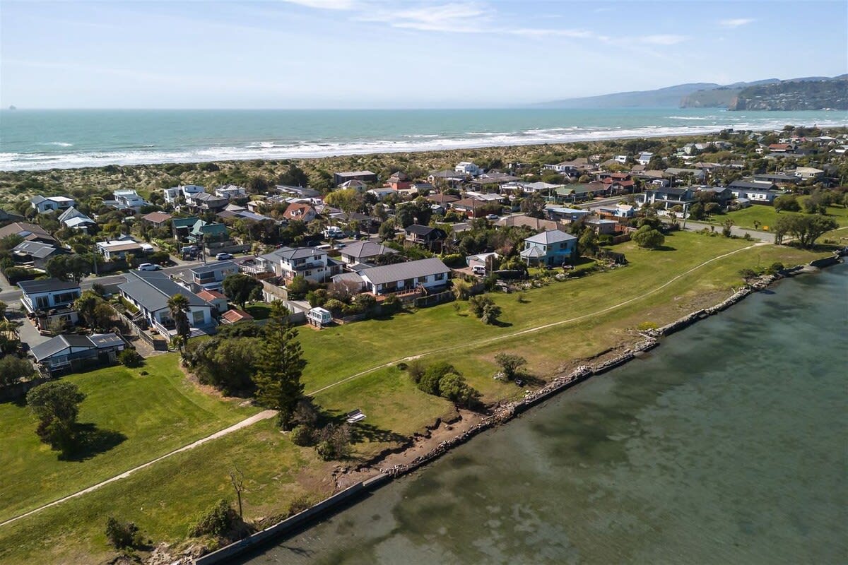 Modern 2-Bedroom Oasis, Just Steps from the Beach