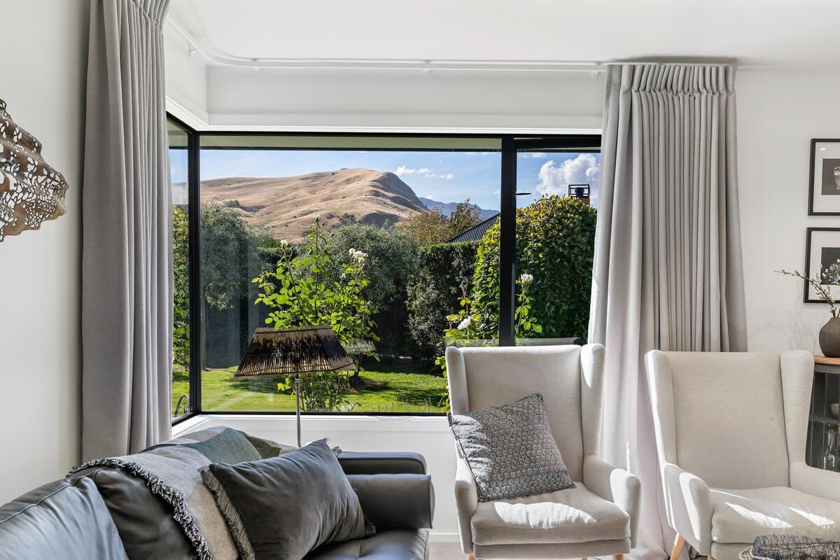 Elegant Queenstown Retreat with Mountain Views