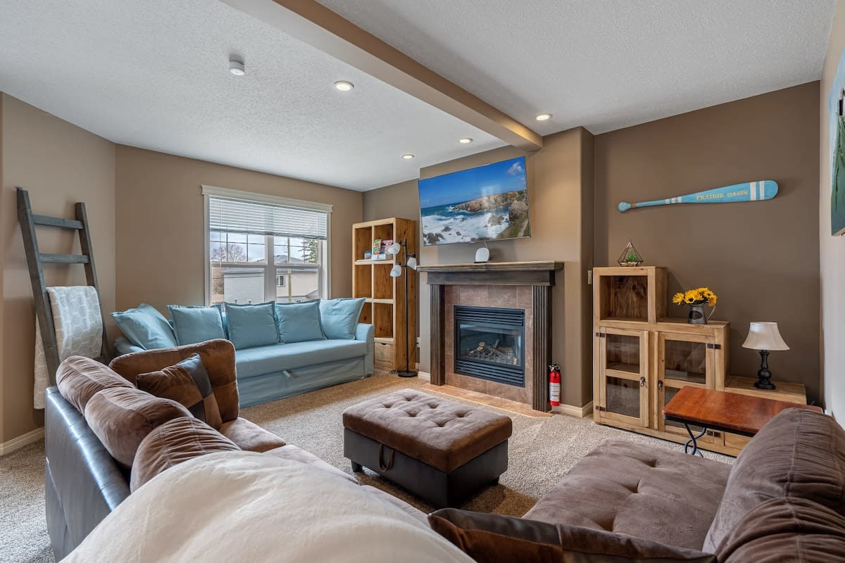 Prairie Oasis | Sleeps 16+ | BBQ, Fireplace & Loft! — Sylvan Lake, Alberta — vacation rental
