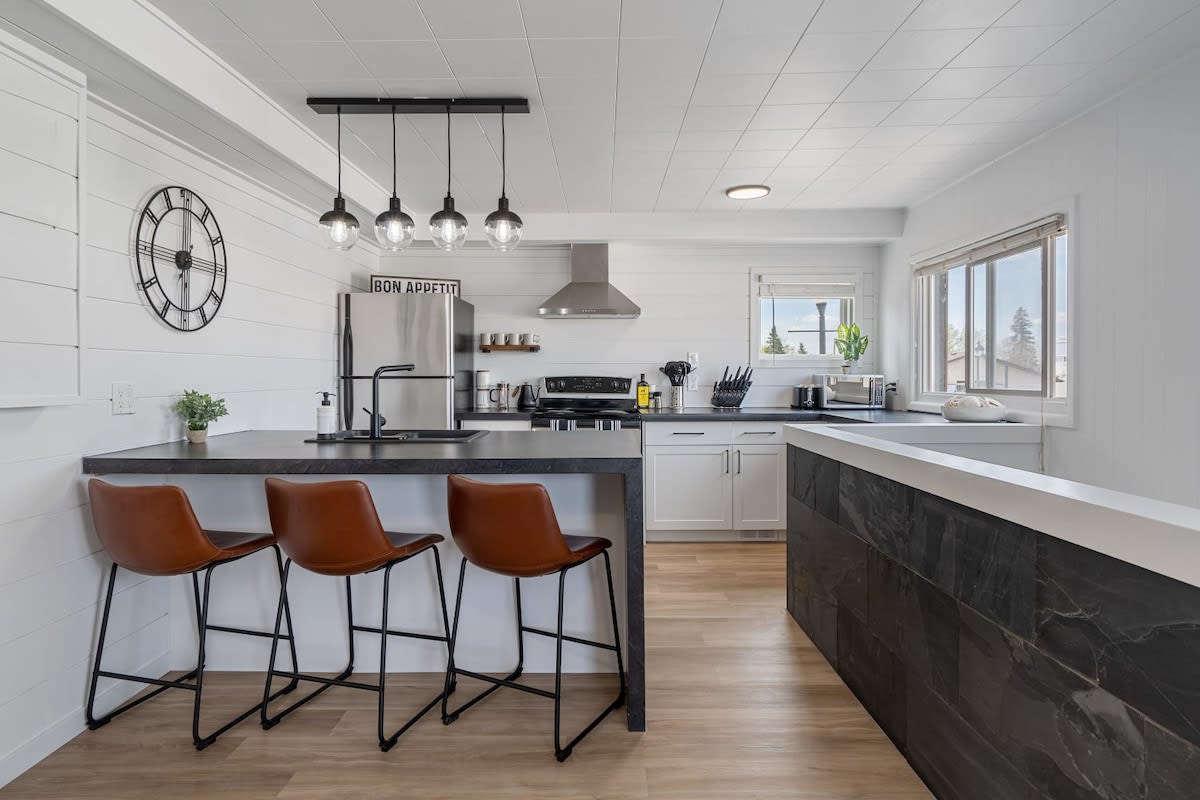 Hidden Loft | 3-Bedroom | Walk to Beach | Sleeps 6 — Sylvan Lake, Alberta — vacation rental