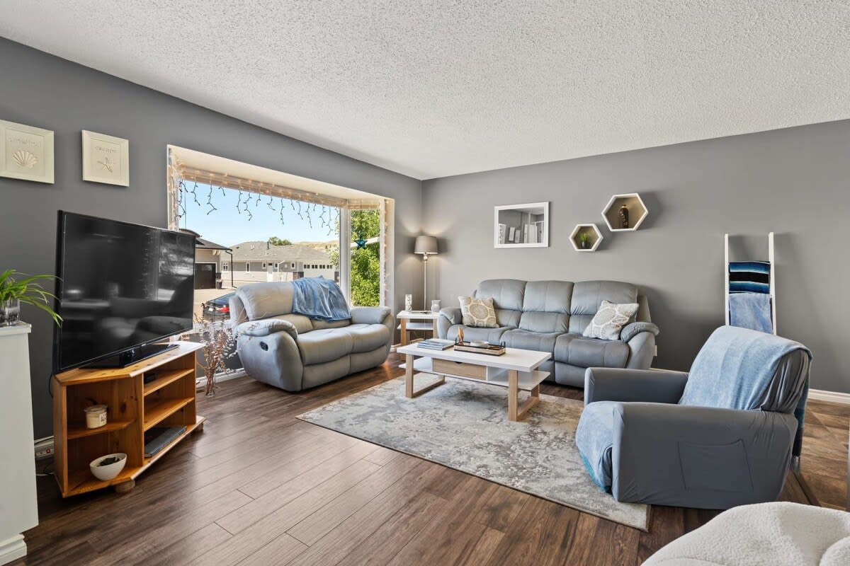 Bahama Breeze | Beach-Themed Home | Hot Tub & Cozy — Drumheller, Alberta — vacation rental