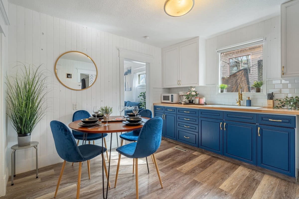 Drum Cottage | Sleeps 7 | Fenced Backyard with BBQ — Drumheller, Alberta — vacation rental