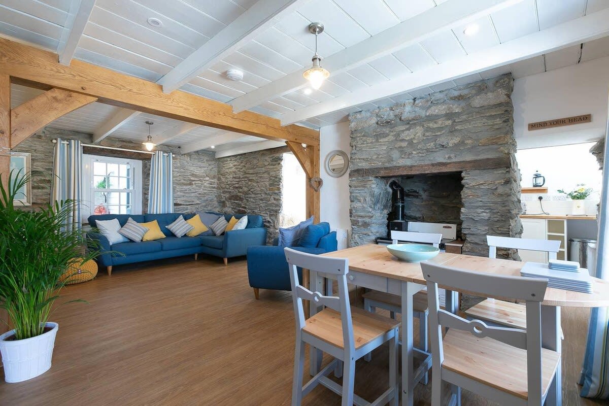 Homely Cottage with Sun Terrace, Short Walk to Beach — Porthleven, England — vacation rental
