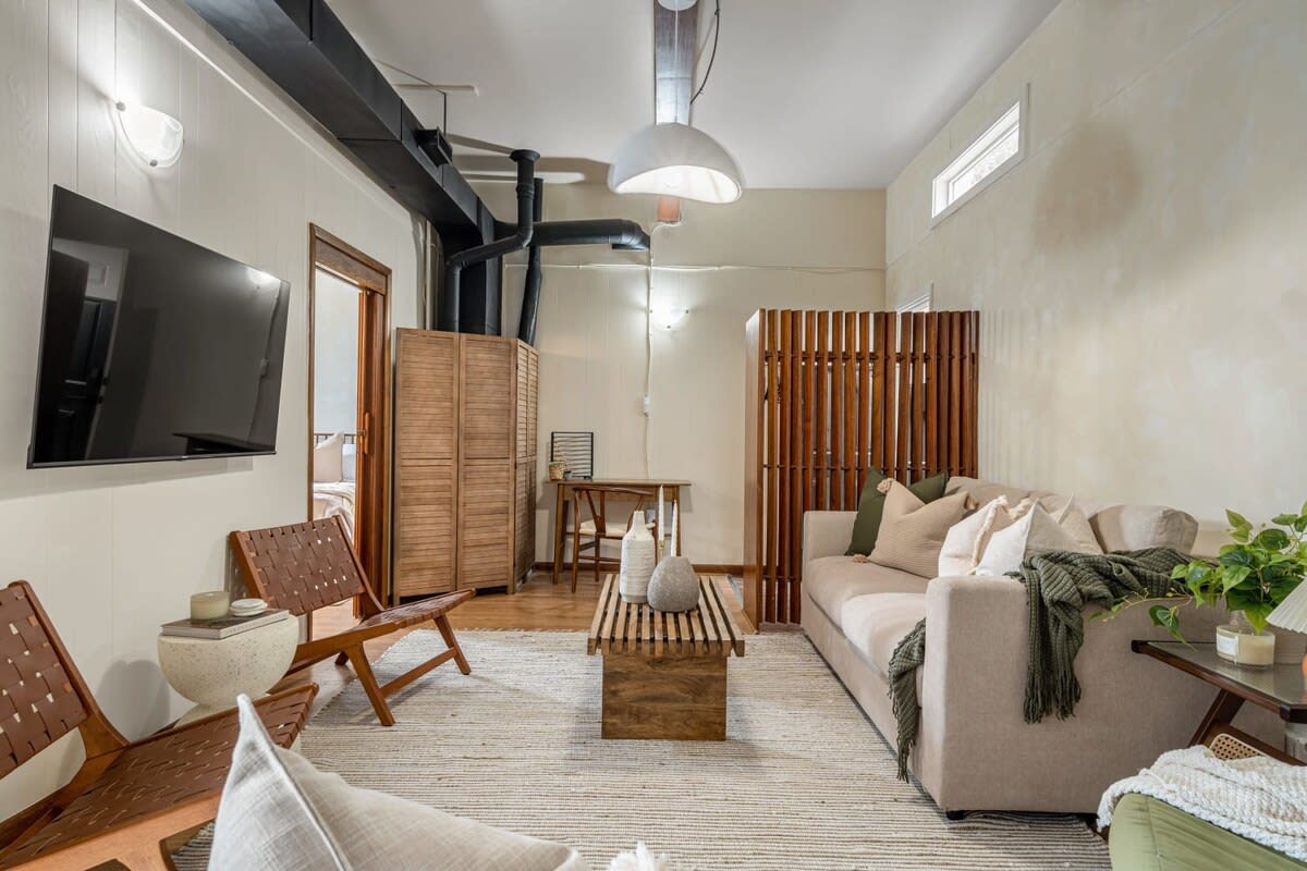 Bourbon  Retro Getaway Sleeps 4 & Full Kitchen! — Drumheller, Alberta — vacation rental