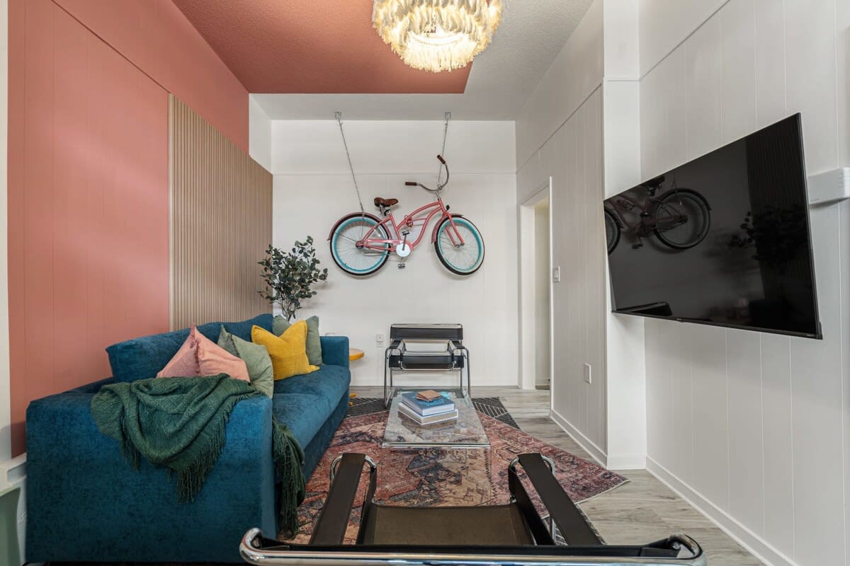 The Mango Vibrant Oasis Sleeps 4 Downtown Fun — Drumheller, Alberta — vacation rental