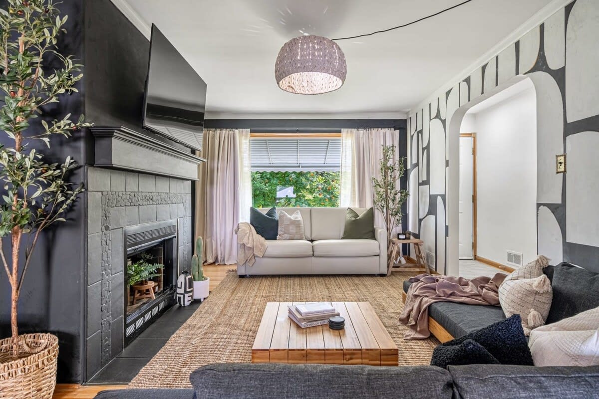 The Distillery Sleeps 10 Guests BBQ and Patio! ā Red Deer, Alberta ā vacation rental