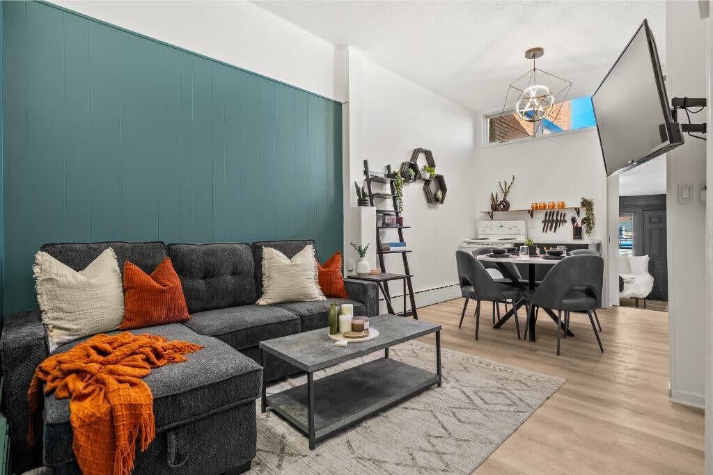 The Marble Sleeps 4 Guests DT 55 " Smart TV ā Drumheller, Alberta ā vacation rental