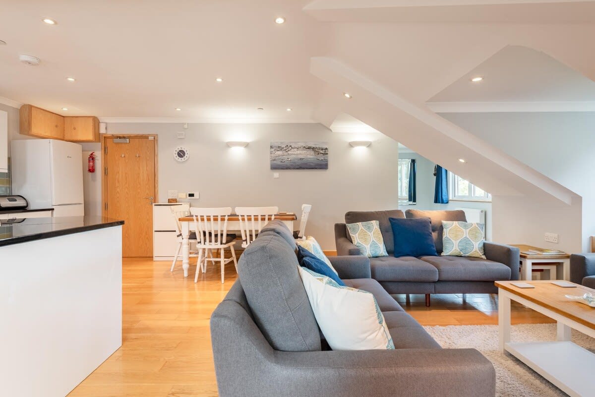 Spacious Flat A Few Mins Walk to Carlyon Bay Beach — Saint Austell, England — vacation rental