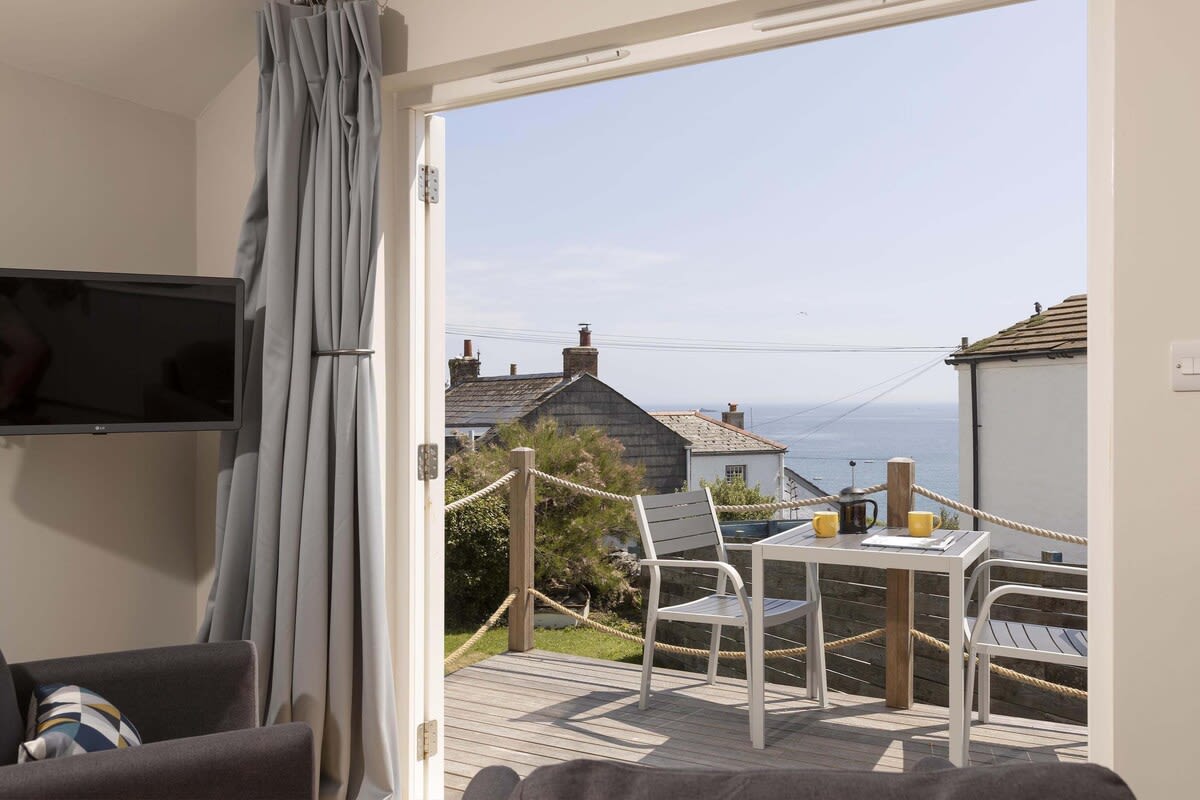 Stylish Boatshed with Sea Views, Private Parking — Gorran Haven, England — vacation rental