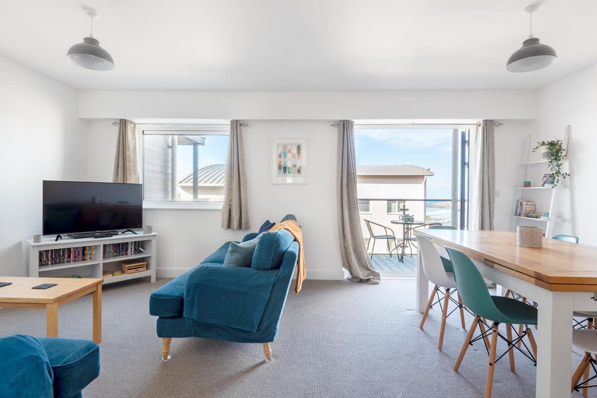 Spacious Flat, Sea Views & Private Parking, Fistral — Newquay, Cornwall — vacation rental