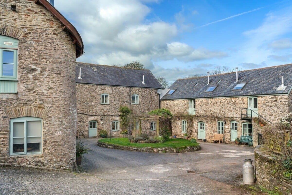 Cosy Home, Huge Garden w/ Lake, BBQs & Seating — Slapton, Devon — vacation rental