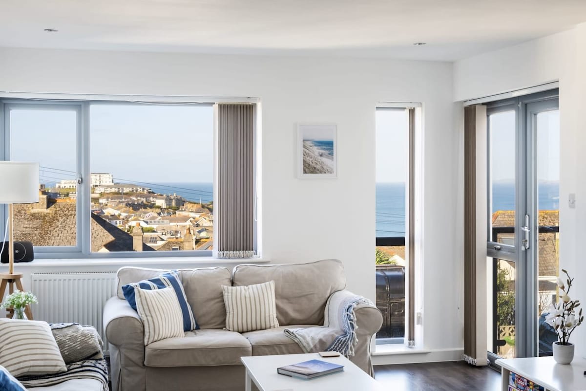 Modern Home with Sea Views, Newquay — Newquay, England — vacation rental