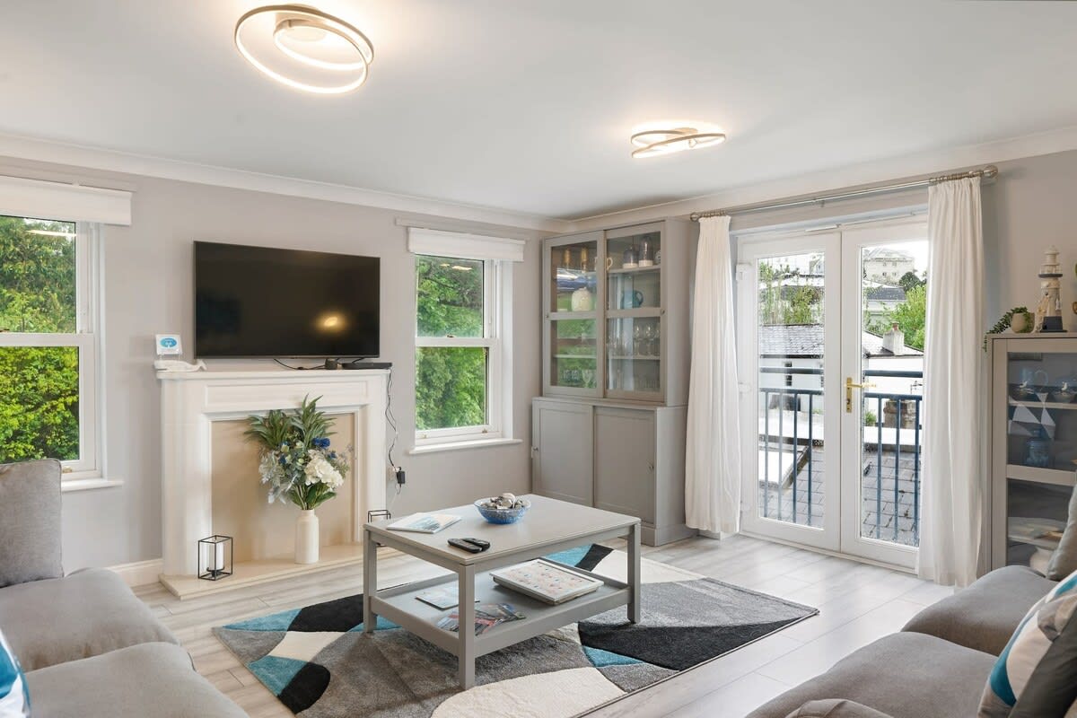 Stylish Apartment with Private Parking, Torquay — Torquay, England — vacation rental