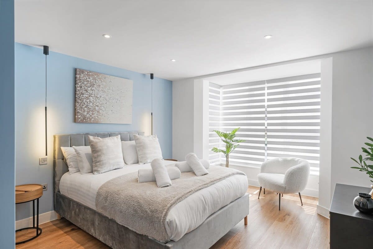 Stylish Apartment with Parking, 2 Mins to Seafront — Torbay, England — vacation rental