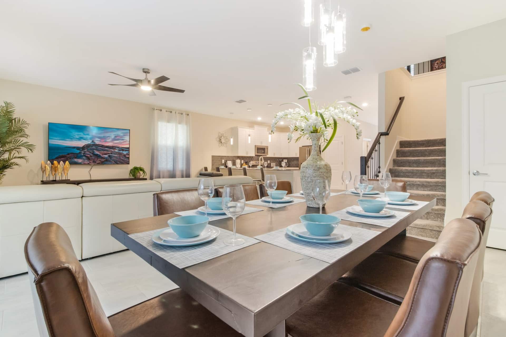 Elegant dining space with modern decor, perfect for family gatherings and entertaining guests.