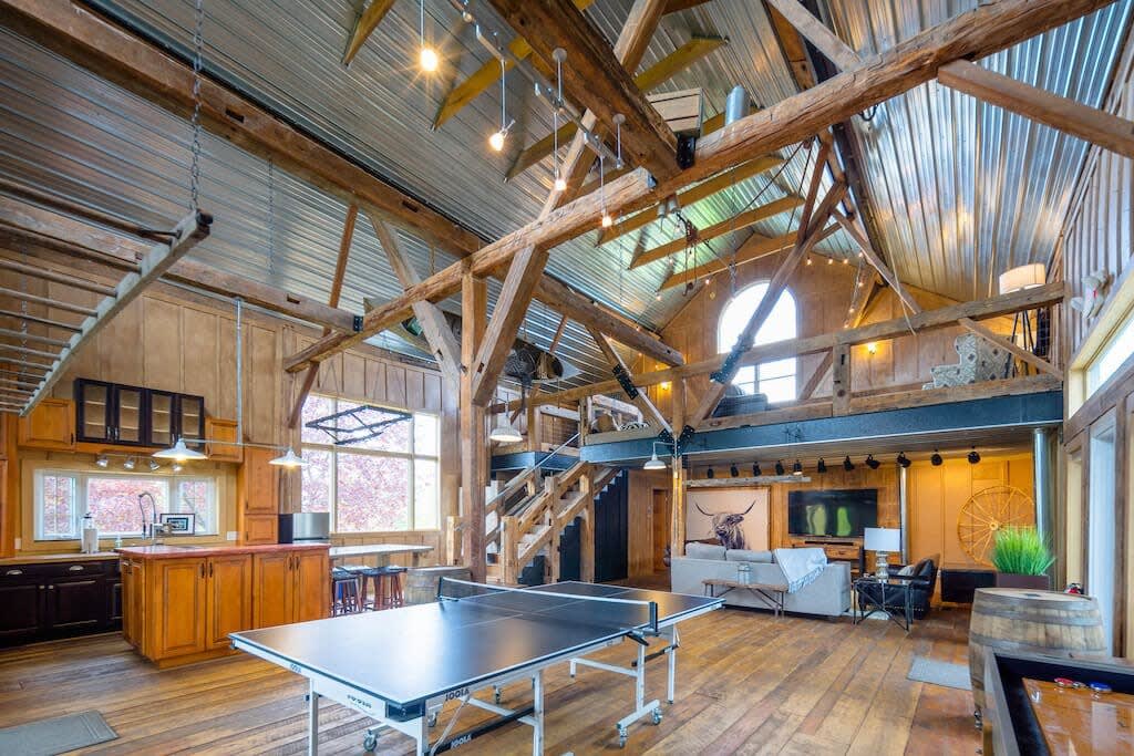 Game Barn And Expansive Outdoor Spaces - Charming Family Retreat - Appleton, WI