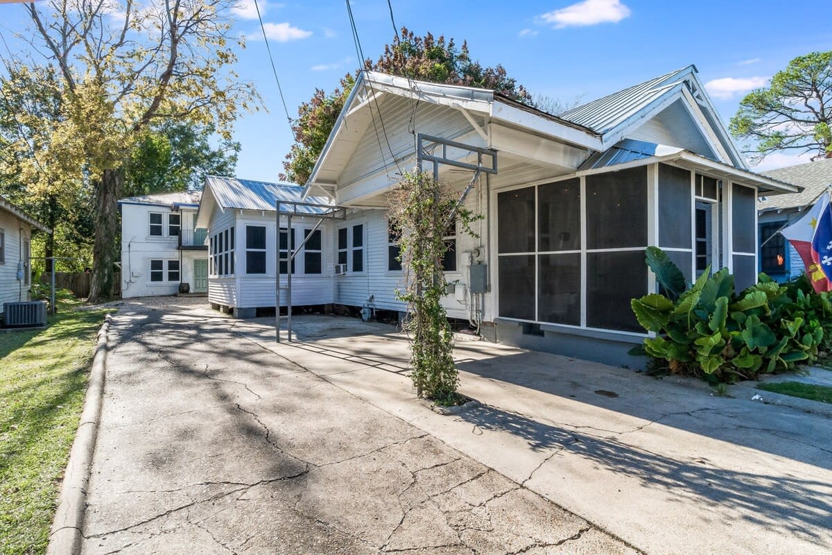 4BR Downtown Lafayette-Garden, Parking, Walk to Arts District