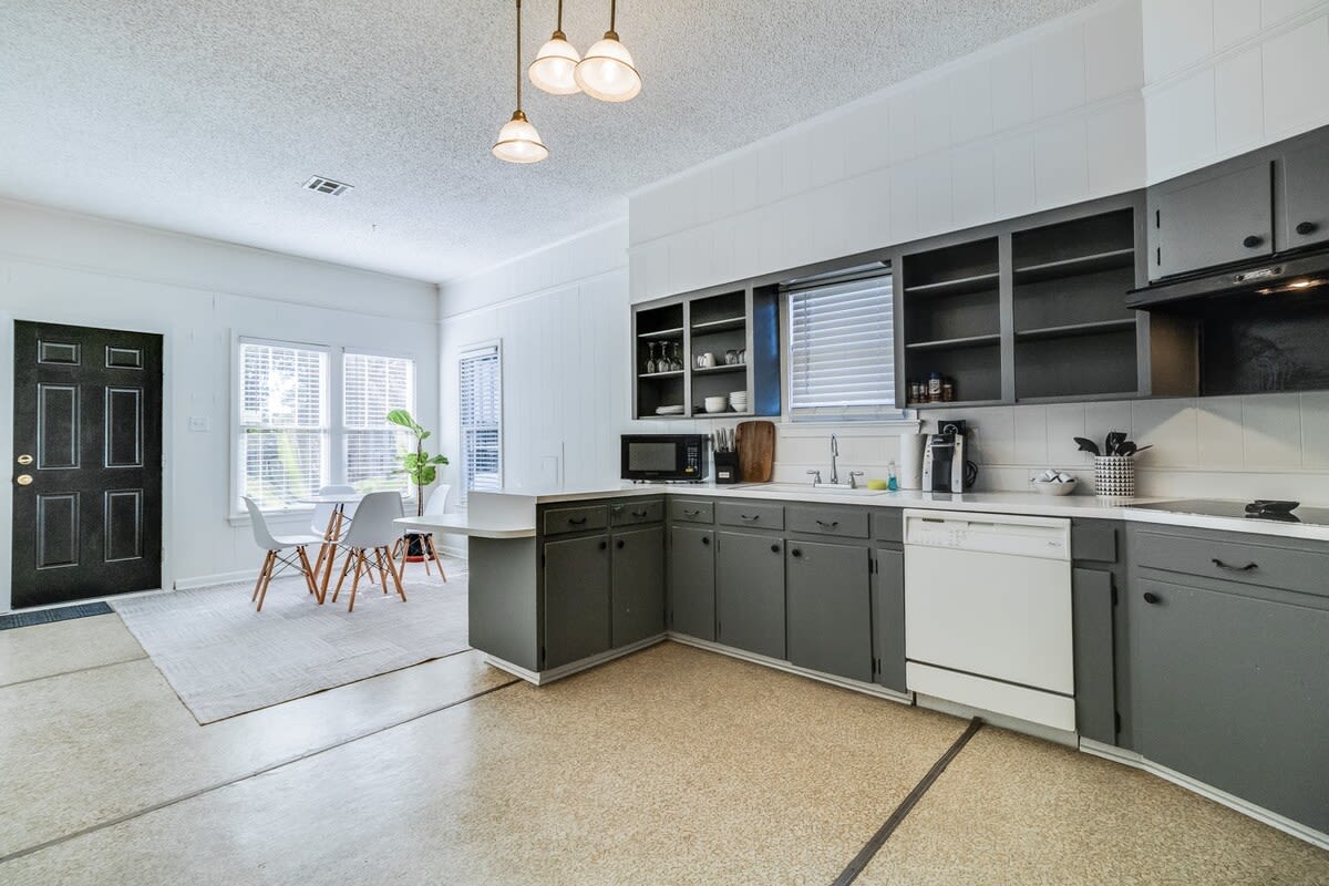 Freetown Hideaway-Private Room, Shared Kitchen & Free Parking
