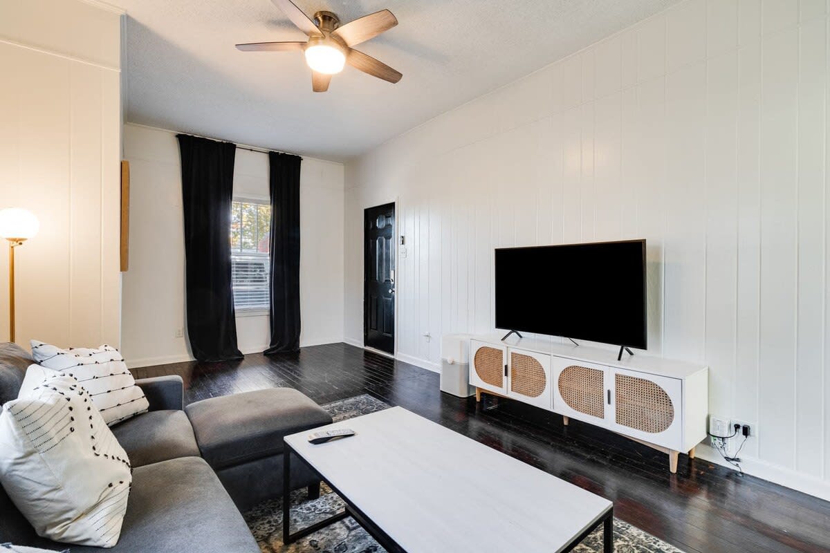 Freetown Hideaway-Private Room, Shared Kitchen & Free Parking