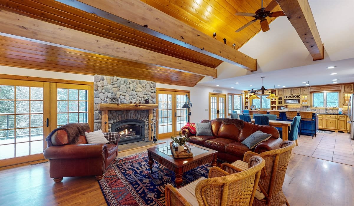 Hilltop Lodge – Beautiful Hayden Lake Home W/ Deck