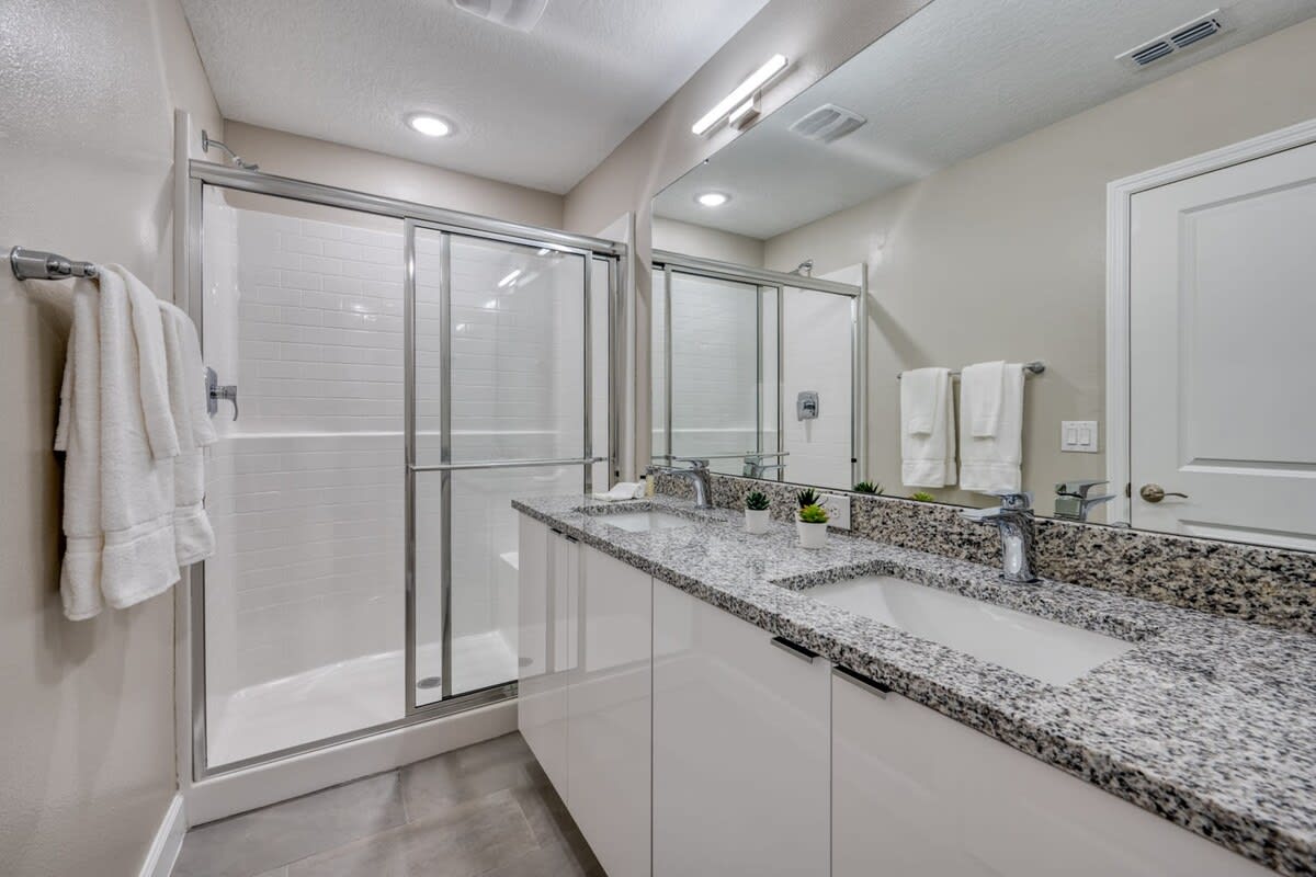 Affordable luxury home for 8 guests close to parks - Picture 32