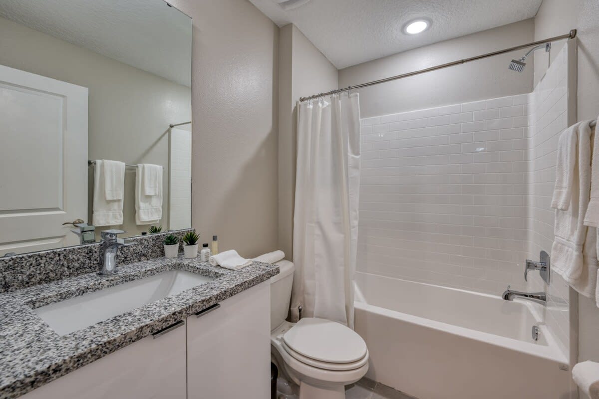 Affordable luxury home for 8 guests close to parks - Picture 43