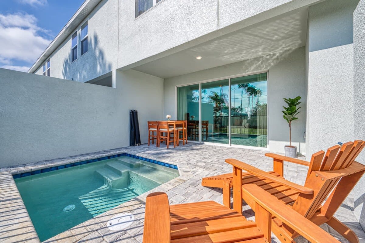 Super spacious private pool and themed bedrooms - Picture 1