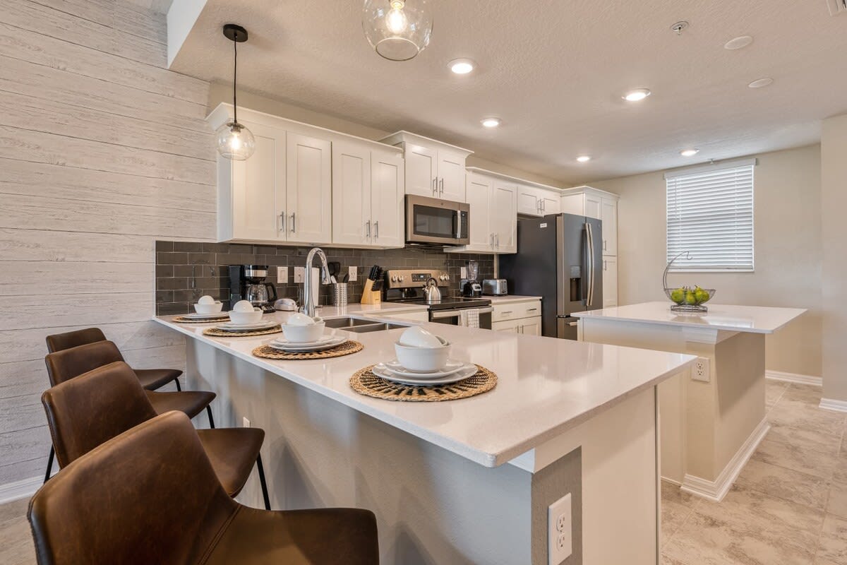 Spacious 2BR, Mickey Bedroom, Lake View